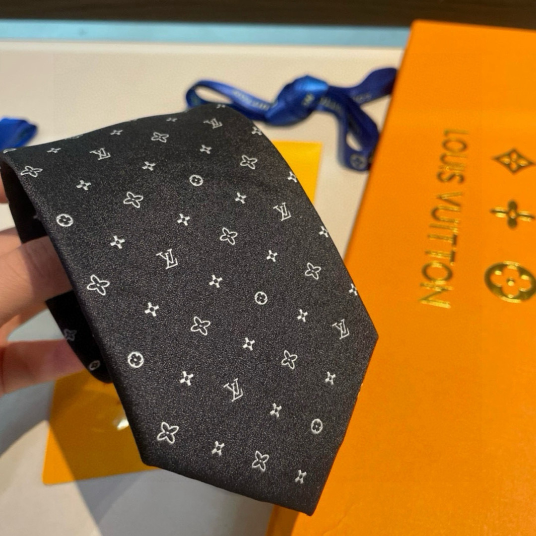 👏👏专柜同歩👔👔精致的小Logo提花，低调奢华大气的配色，这款领带将Lv标志性的Damier图案以同色调