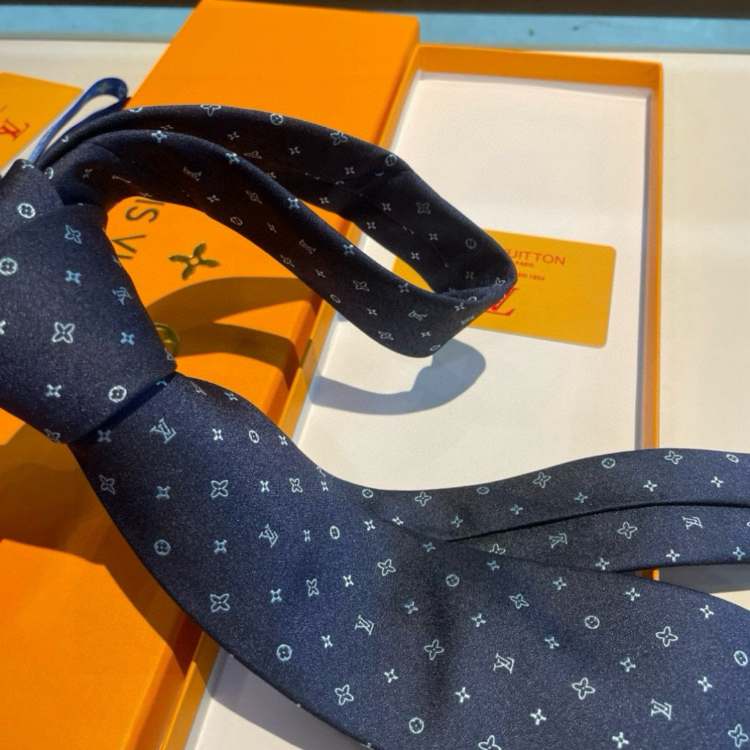 👏👏专柜同歩👔👔精致的小Logo提花，低调奢华大气的配色，这款领带将Lv标志性的Damier图案以同色调