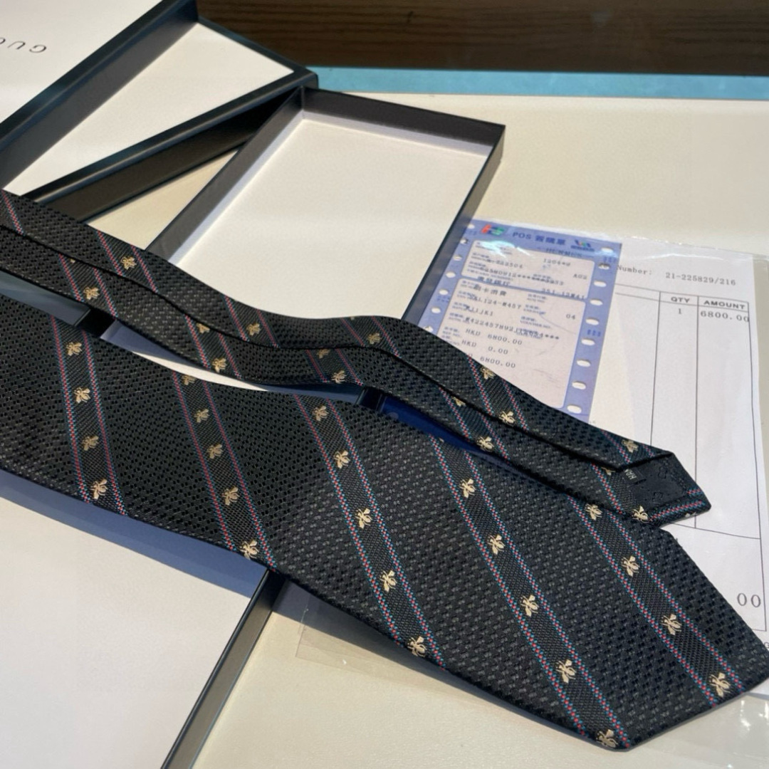 男士领带系列👔👔，稀有采用专柜经典主题动物蜜蜂绣花展现精湛手工与时尚优雅的理想选择，这款领带将标志性完美