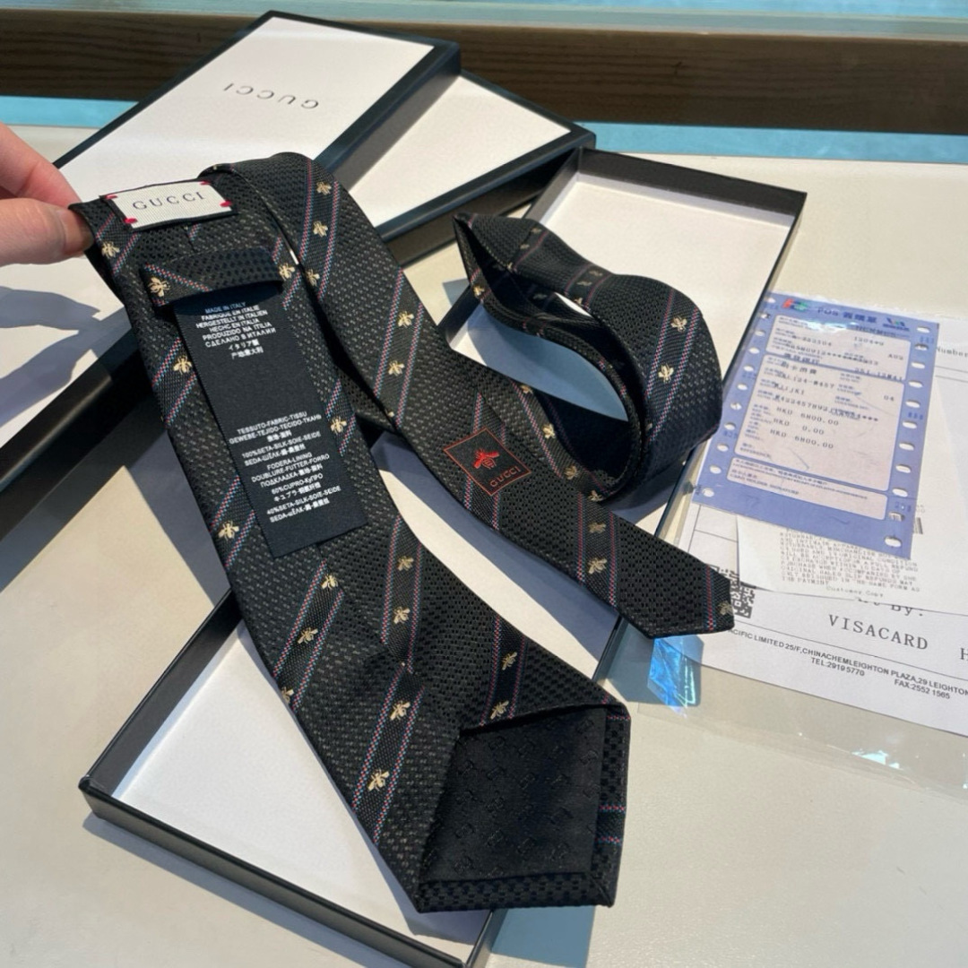 男士领带系列👔👔，稀有采用专柜经典主题动物蜜蜂绣花展现精湛手工与时尚优雅的理想选择，这款领带将标志性完美