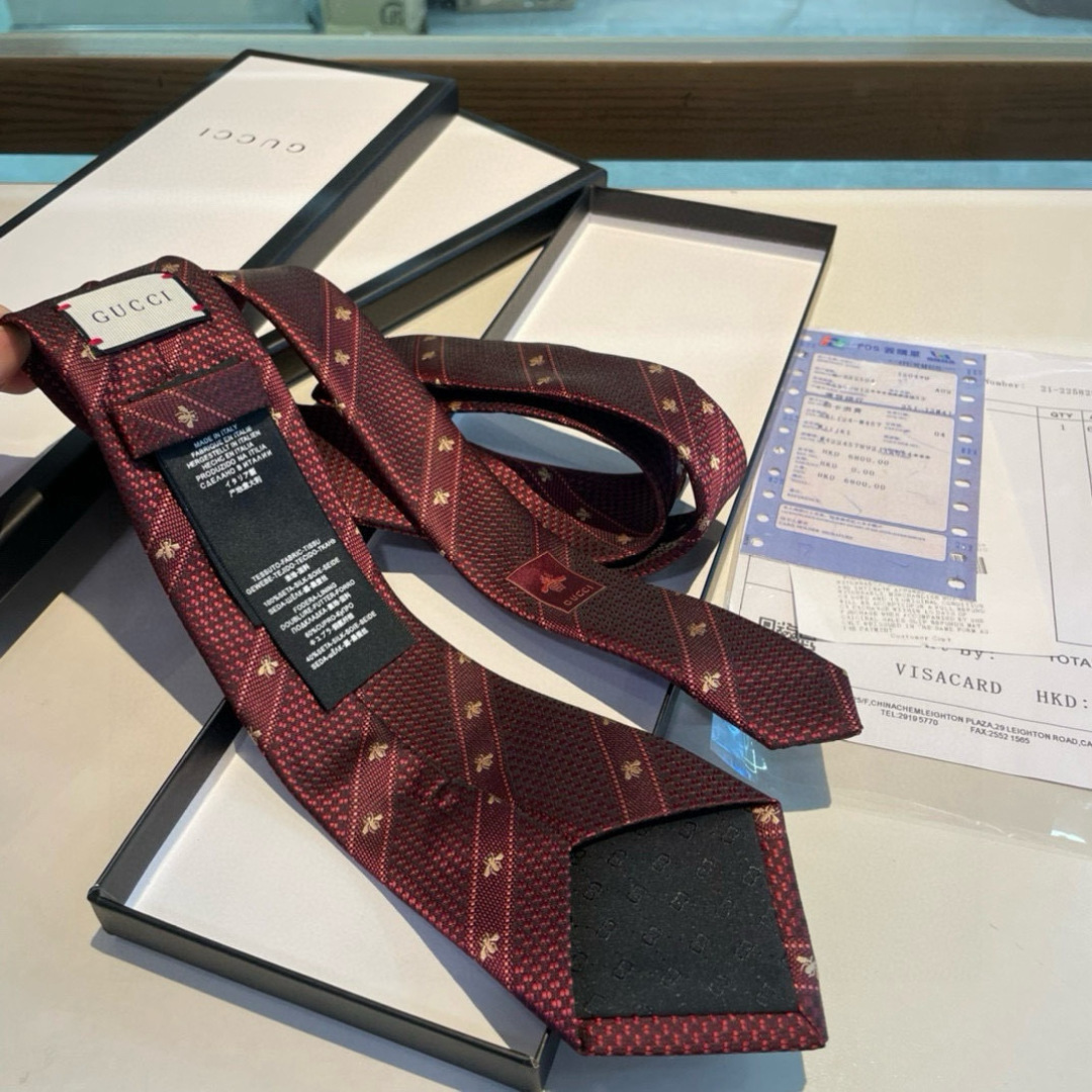 男士领带系列👔👔，稀有采用专柜经典主题动物蜜蜂绣花展现精湛手工与时尚优雅的理想选择，这款领带将标志性完美