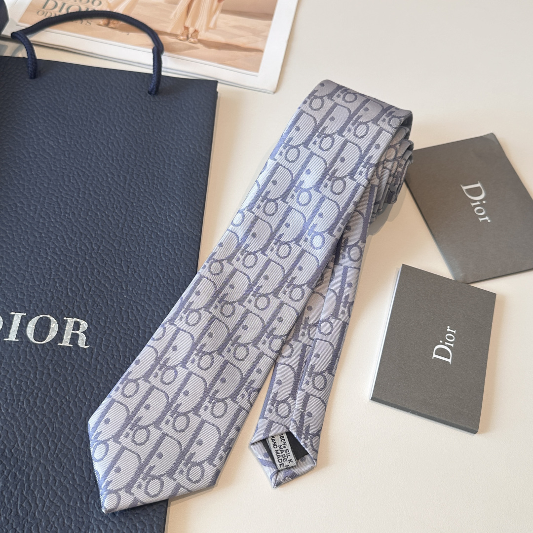 特👏👏Dior家款新领带 👔👔Dior男士CD提领花带 稀有😻😻展现精湛工手与时尚优雅理的想选择，这采款