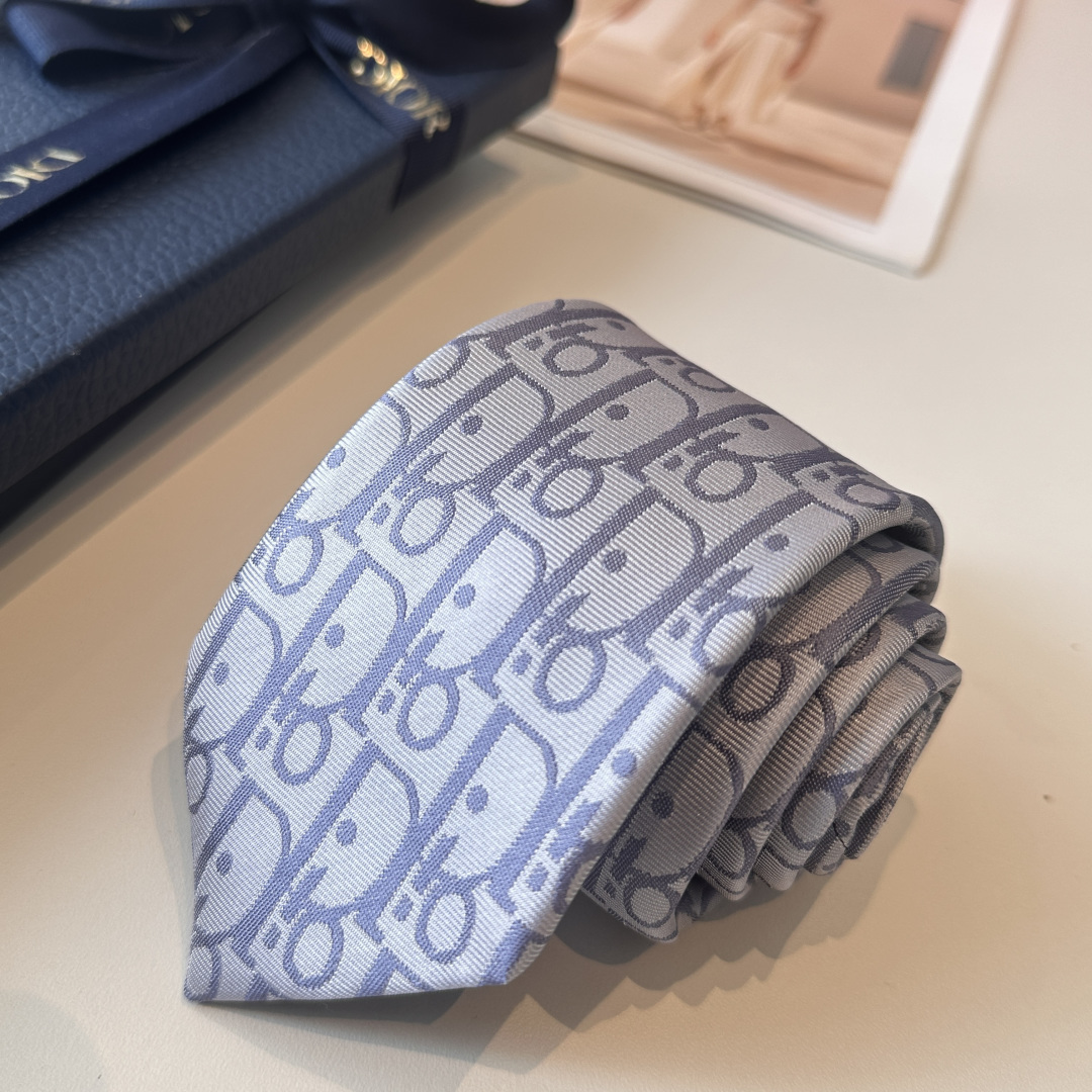 特👏👏Dior家款新领带 👔👔Dior男士CD提领花带 稀有😻😻展现精湛工手与时尚优雅理的想选择，这采款
