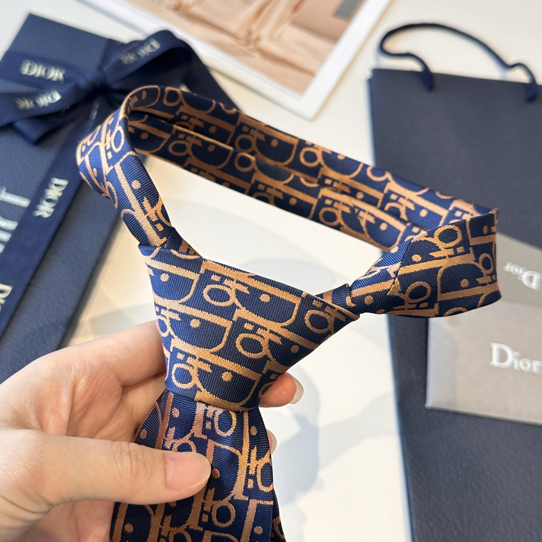 特👏👏Dior家款新领带 👔👔Dior男士CD提领花带 稀有😻😻展现精湛工手与时尚优雅理的想选择，这采款