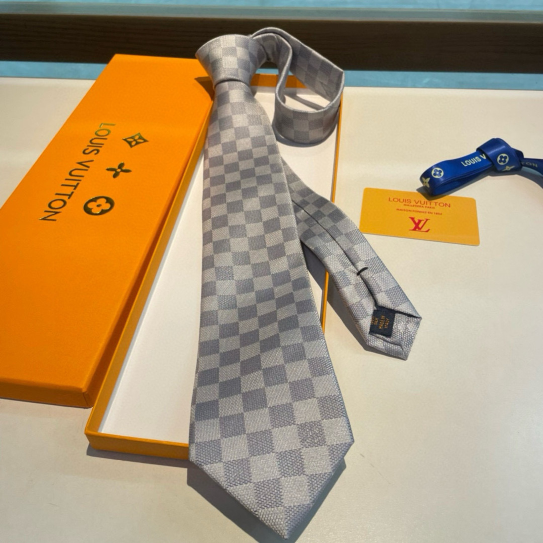 LV专柜同步提花领带出货啦‼‼^_^ 路易威登 男士领带系列棋盘格👔👔，稀有😻😻展现精湛手工与时尚优雅的