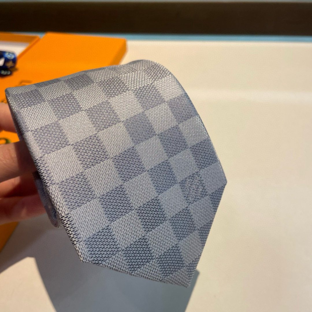 LV专柜同步提花领带出货啦‼‼^_^ 路易威登 男士领带系列棋盘格👔👔，稀有😻😻展现精湛手工与时尚优雅的