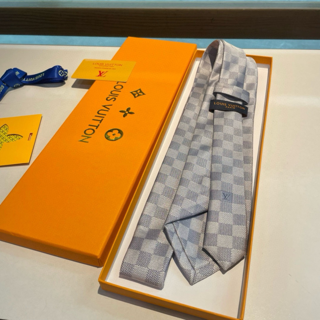 LV专柜同步提花领带出货啦‼‼^_^ 路易威登 男士领带系列棋盘格👔👔，稀有😻😻展现精湛手工与时尚优雅的