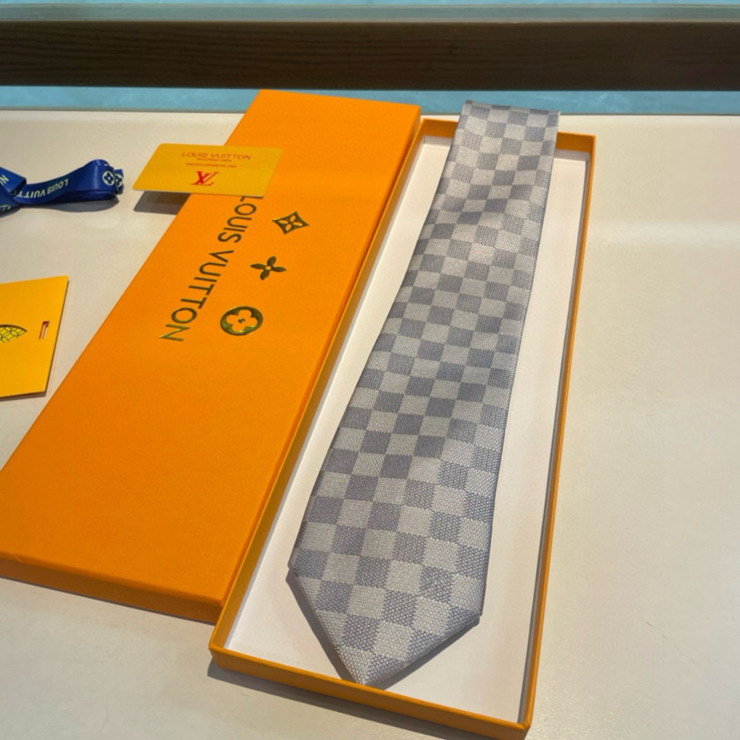 LV专柜同步提花领带出货啦‼‼^_^ 路易威登 男士领带系列棋盘格👔👔，稀有😻😻展现精湛手工与时尚优雅的
