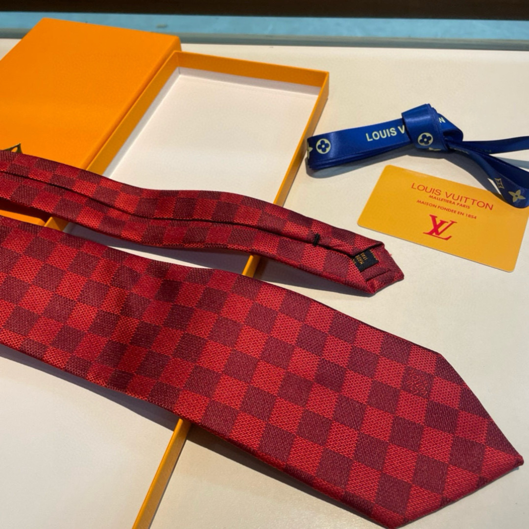 LV专柜同步提花领带出货啦‼‼^_^ 路易威登 男士领带系列棋盘格👔👔，稀有😻😻展现精湛手工与时尚优雅的