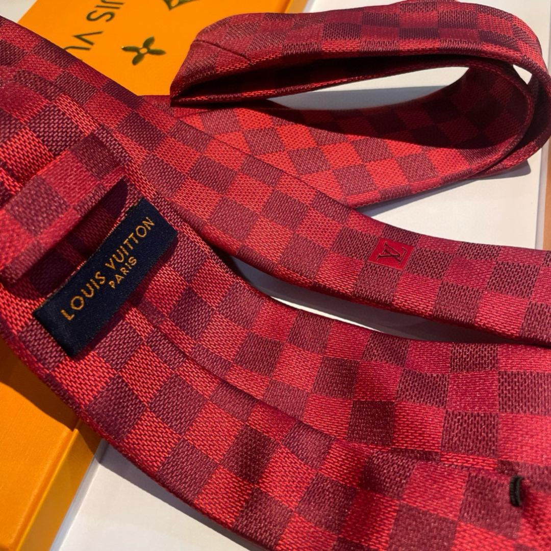 LV专柜同步提花领带出货啦‼‼^_^ 路易威登 男士领带系列棋盘格👔👔，稀有😻😻展现精湛手工与时尚优雅的