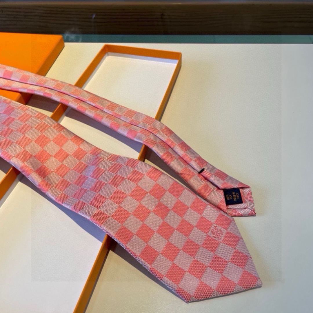 LV专柜同步提花领带出货啦‼‼^_^ 路易威登 男士领带系列棋盘格👔👔，稀有😻😻展现精湛手工与时尚优雅的