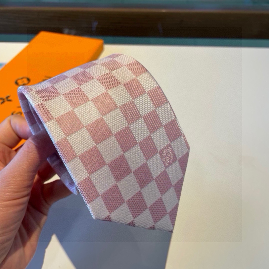 LV专柜同步提花领带出货啦‼‼^_^ 路易威登 男士领带系列棋盘格👔👔，稀有😻😻展现精湛手工与时尚优雅的