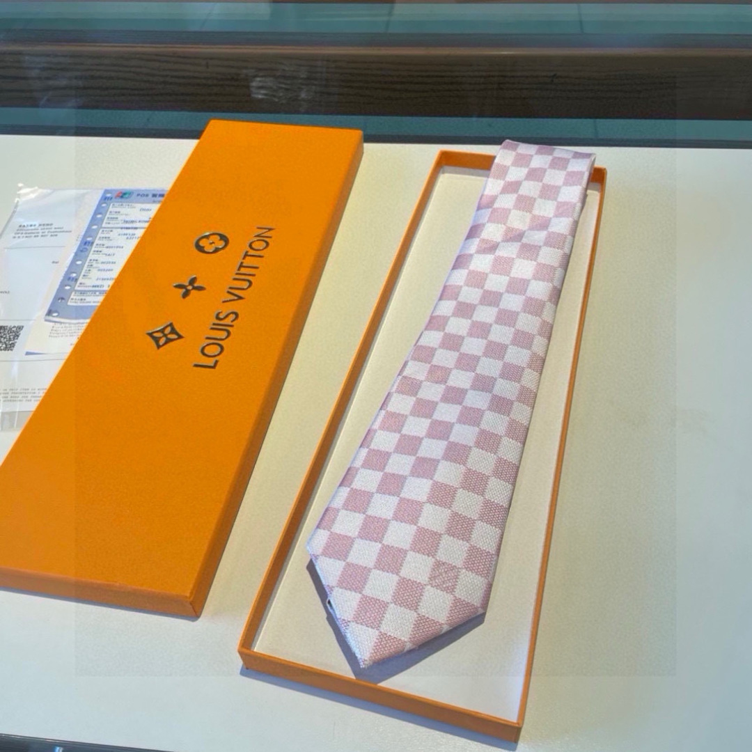 LV专柜同步提花领带出货啦‼‼^_^ 路易威登 男士领带系列棋盘格👔👔，稀有😻😻展现精湛手工与时尚优雅的