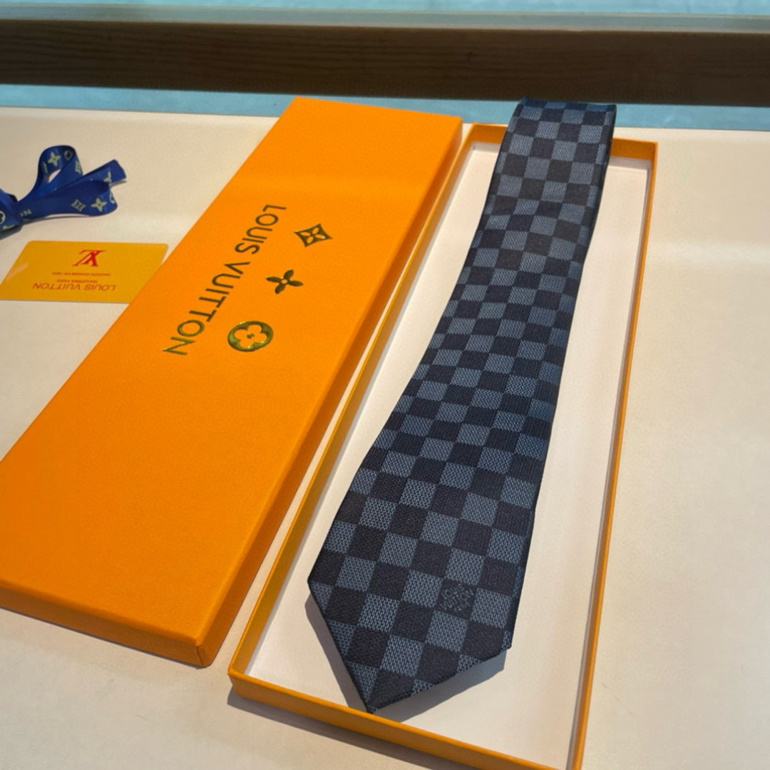 LV专柜同步提花领带出货啦‼‼^_^ 路易威登 男士领带系列棋盘格👔👔，稀有😻😻展现精湛手工与时尚优雅的