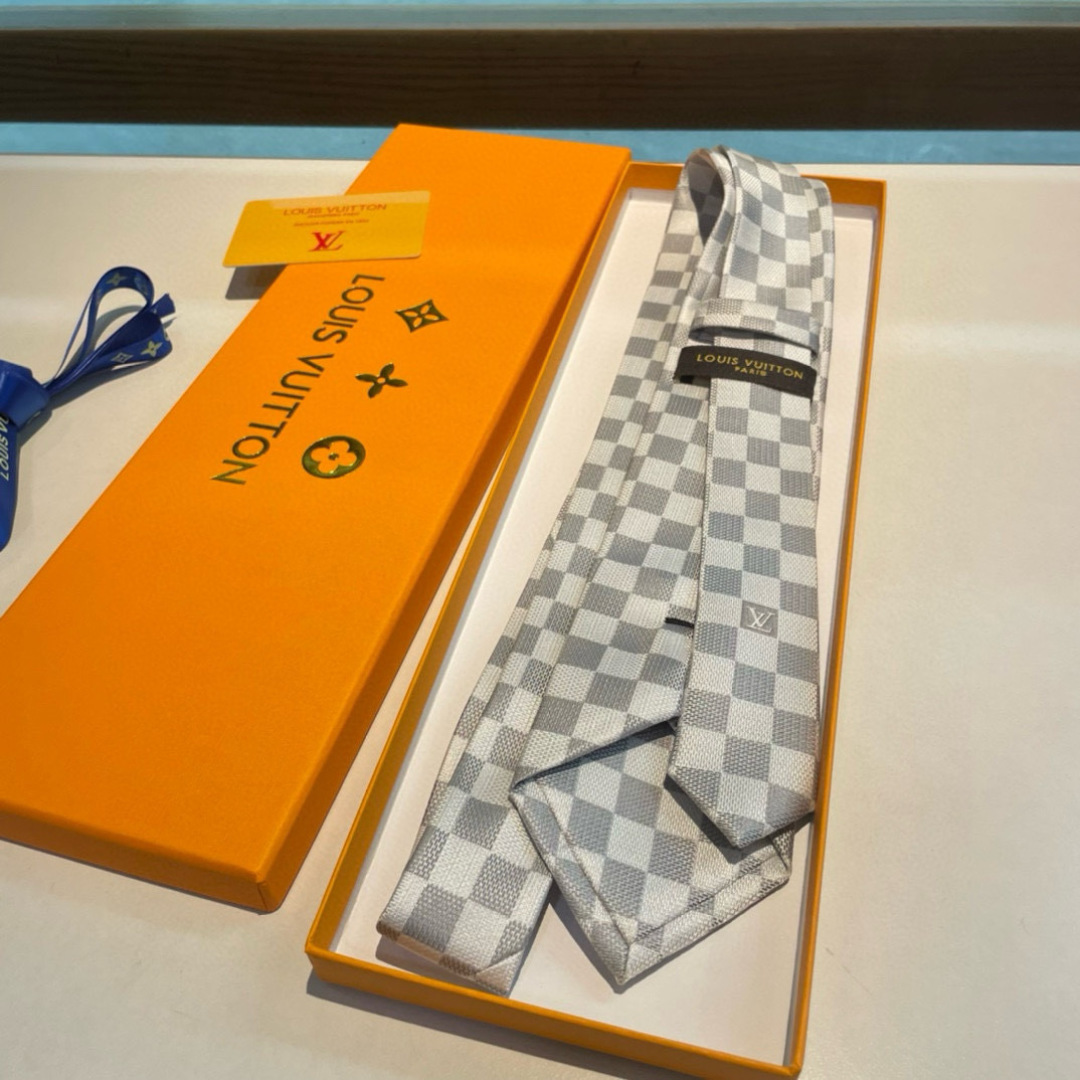 LV专柜同步提花领带出货啦‼‼^_^ 路易威登 男士领带系列棋盘格👔👔，稀有😻😻展现精湛手工与时尚优雅的