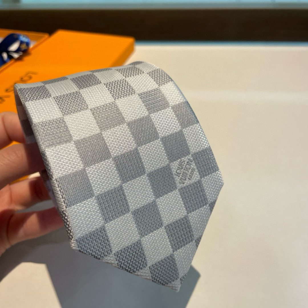 LV专柜同步提花领带出货啦‼‼^_^ 路易威登 男士领带系列棋盘格👔👔，稀有😻😻展现精湛手工与时尚优雅的