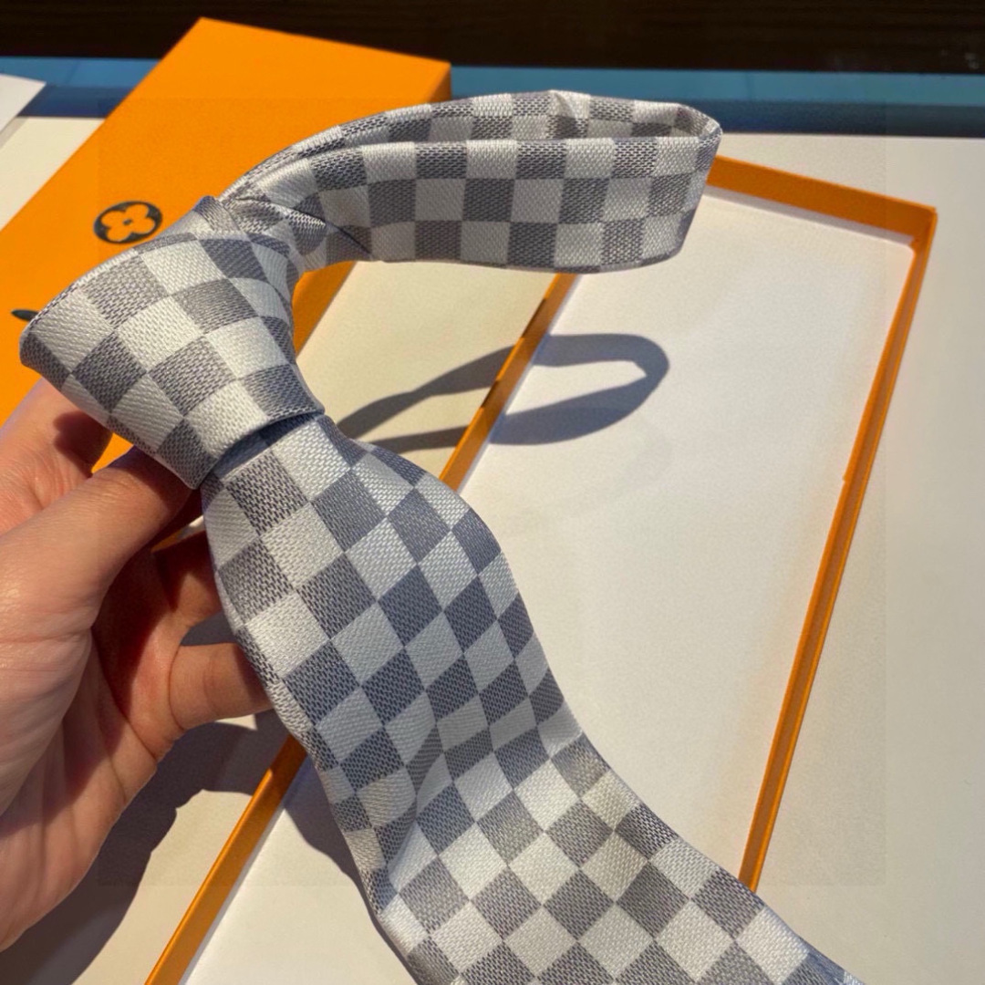 LV专柜同步提花领带出货啦‼‼^_^ 路易威登 男士领带系列棋盘格👔👔，稀有😻😻展现精湛手工与时尚优雅的