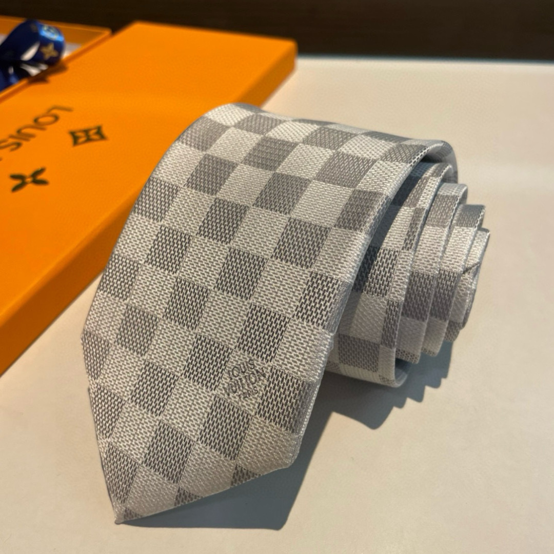 LV专柜同步提花领带出货啦‼‼^_^ 路易威登 男士领带系列棋盘格👔👔，稀有😻😻展现精湛手工与时尚优雅的