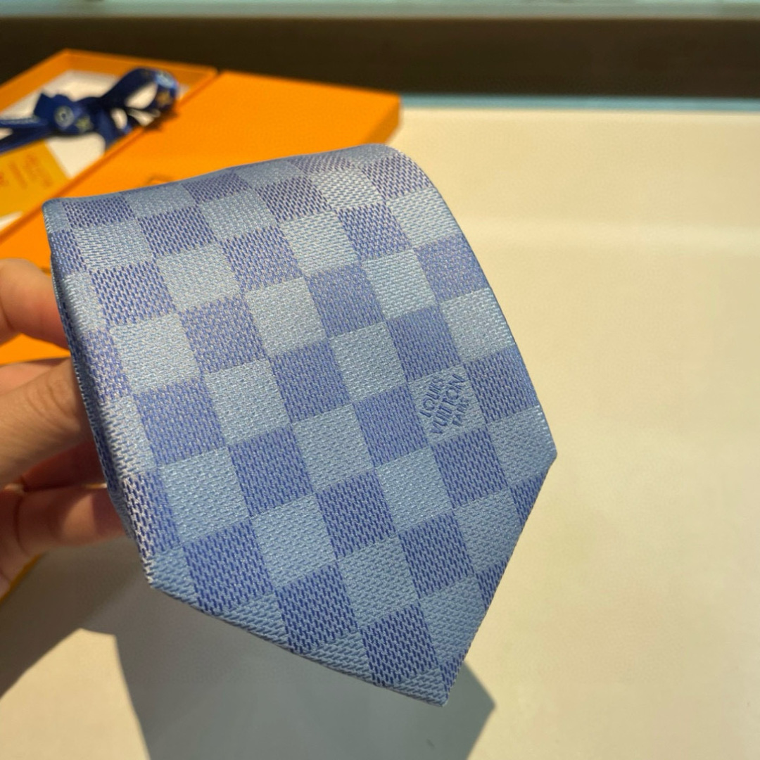 LV专柜同步提花领带出货啦‼‼^_^ 路易威登 男士领带系列棋盘格👔👔，稀有😻😻展现精湛手工与时尚优雅的