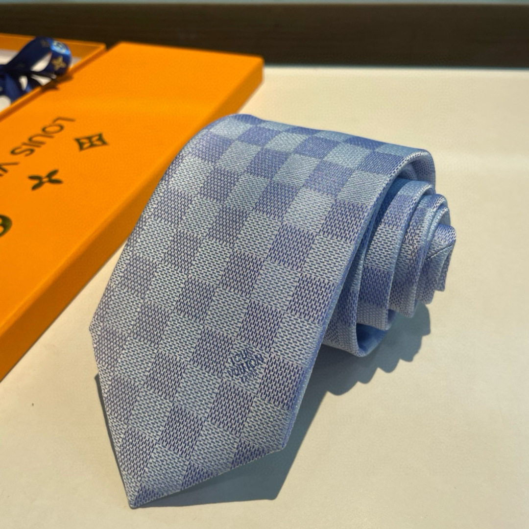 LV专柜同步提花领带出货啦‼‼^_^ 路易威登 男士领带系列棋盘格👔👔，稀有😻😻展现精湛手工与时尚优雅的