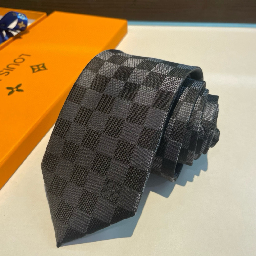LV专柜同步提花领带出货啦‼‼^_^ 路易威登 男士领带系列棋盘格👔👔，稀有😻😻展现精湛手工与时尚优雅的