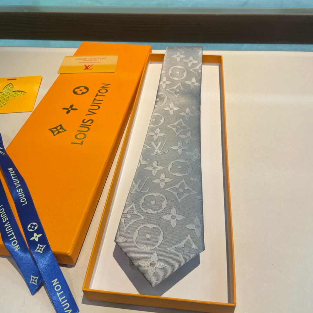 💖💖 男士领带系列👔👔，稀有😻😻展现精湛手工与时尚优雅的理想选择，此款真丝织就的Diamonds V领带