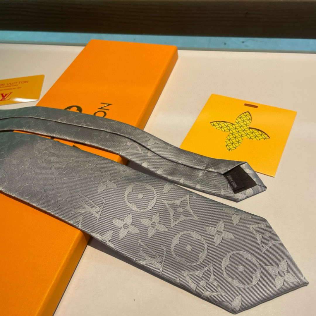 💖💖 男士领带系列👔👔，稀有😻😻展现精湛手工与时尚优雅的理想选择，此款真丝织就的Diamonds V领带