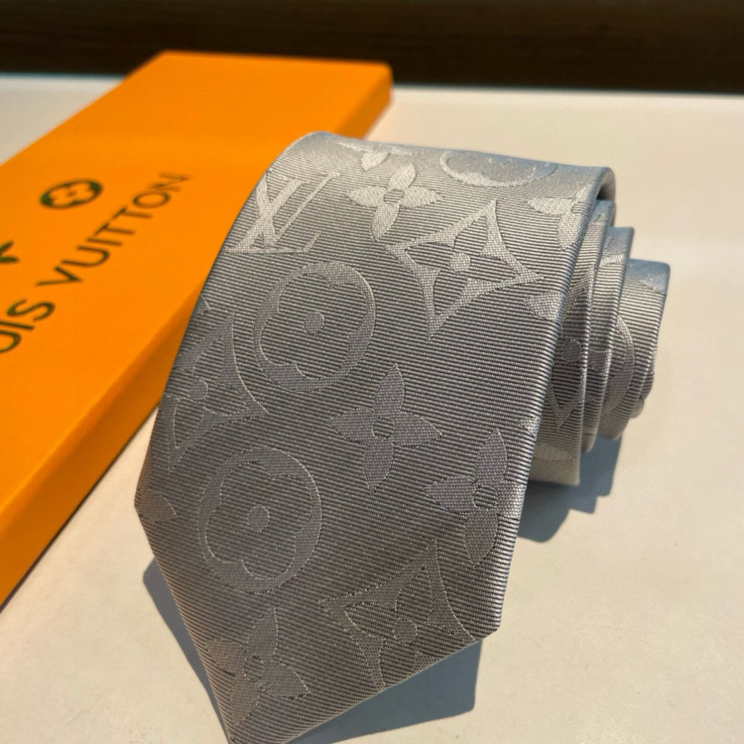 💖💖 男士领带系列👔👔，稀有😻😻展现精湛手工与时尚优雅的理想选择，此款真丝织就的Diamonds V领带