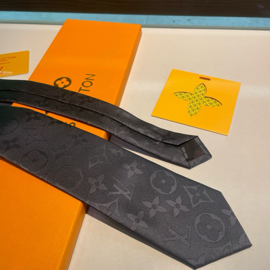 💖💖 男士领带系列👔👔，稀有😻😻展现精湛手工与时尚优雅的理想选择，此款真丝织就的Diamonds V领带