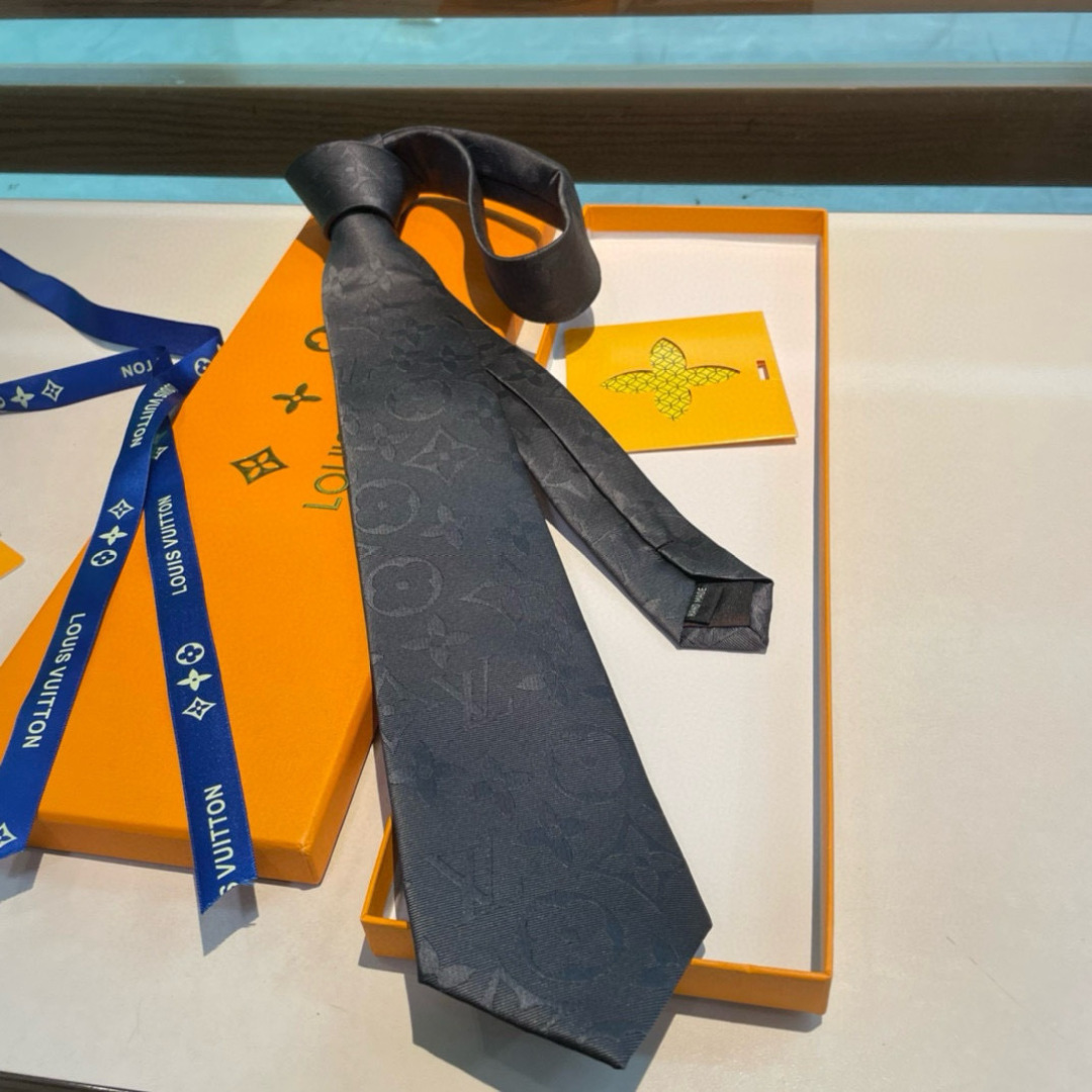 💖💖 男士领带系列👔👔，稀有😻😻展现精湛手工与时尚优雅的理想选择，此款真丝织就的Diamonds V领带