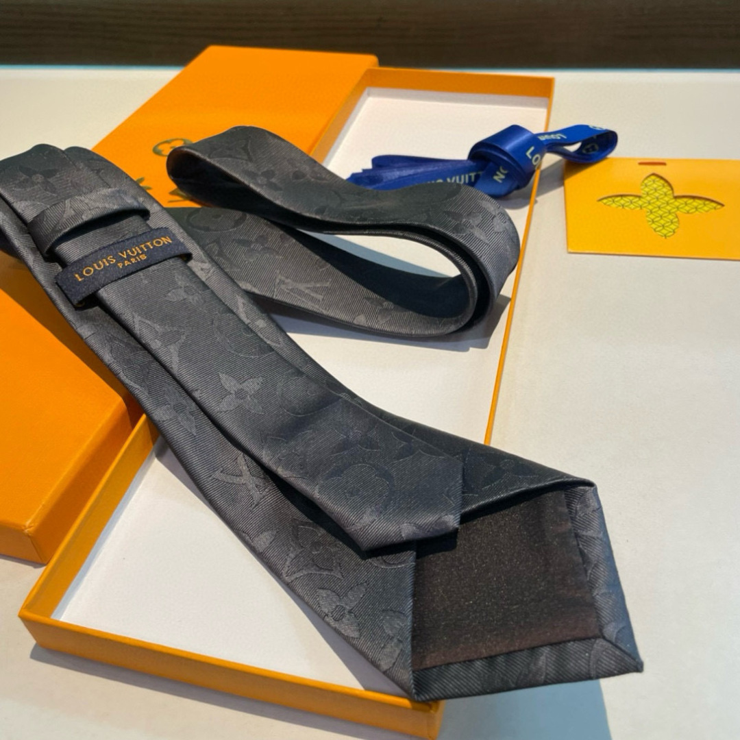 💖💖 男士领带系列👔👔，稀有😻😻展现精湛手工与时尚优雅的理想选择，此款真丝织就的Diamonds V领带