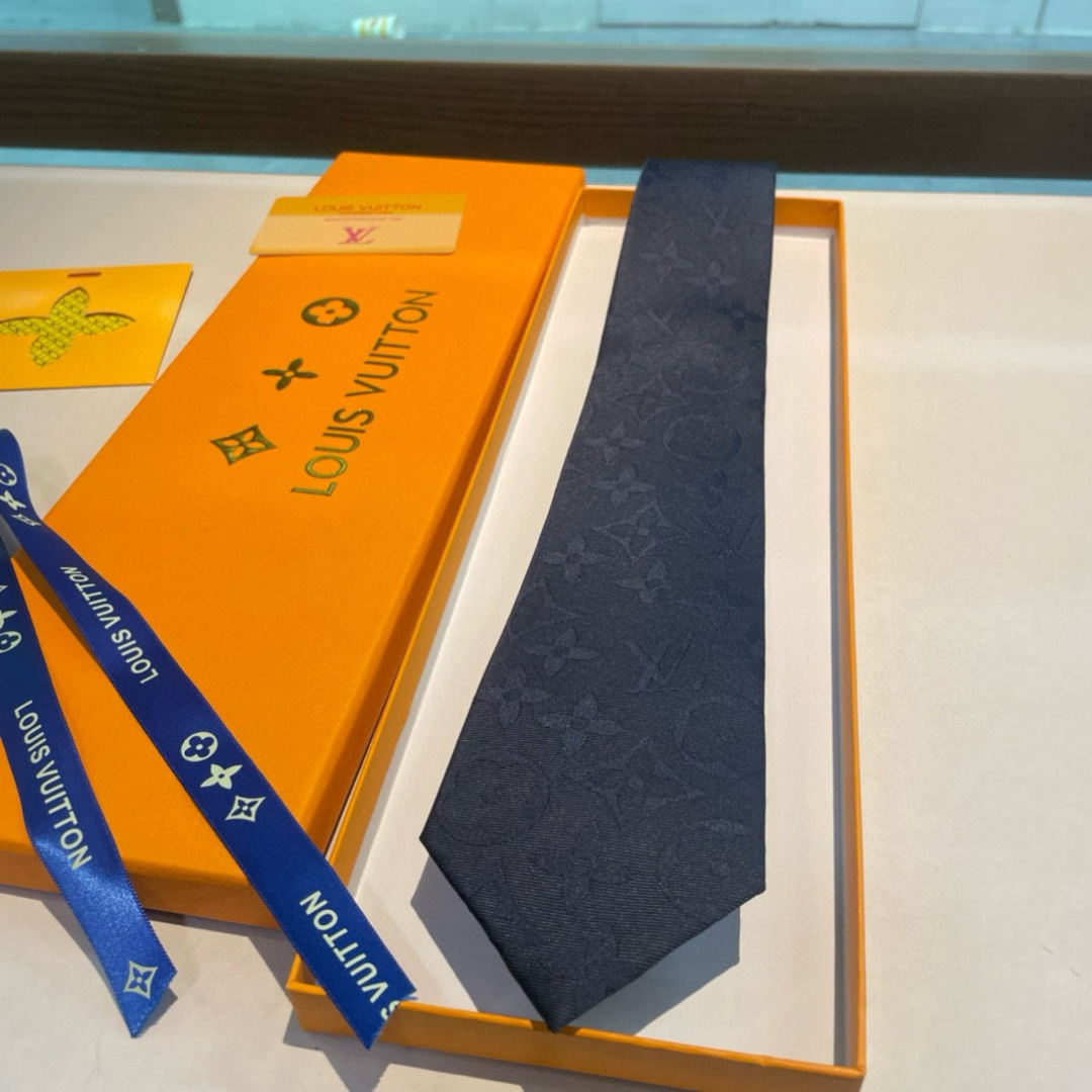 💖💖 男士领带系列👔👔，稀有😻😻展现精湛手工与时尚优雅的理想选择，此款真丝织就的Diamonds V领带