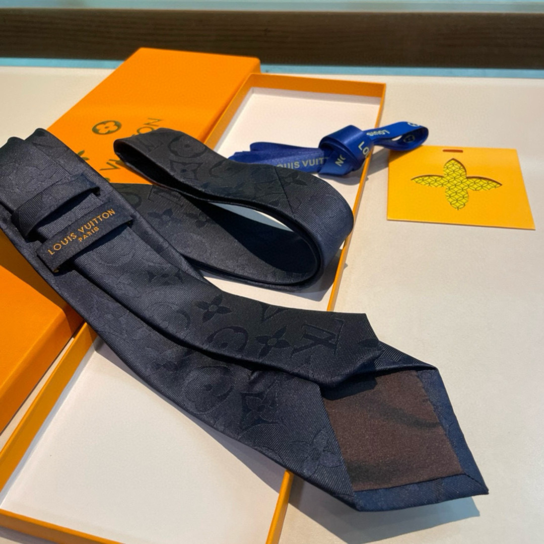 💖💖 男士领带系列👔👔，稀有😻😻展现精湛手工与时尚优雅的理想选择，此款真丝织就的Diamonds V领带