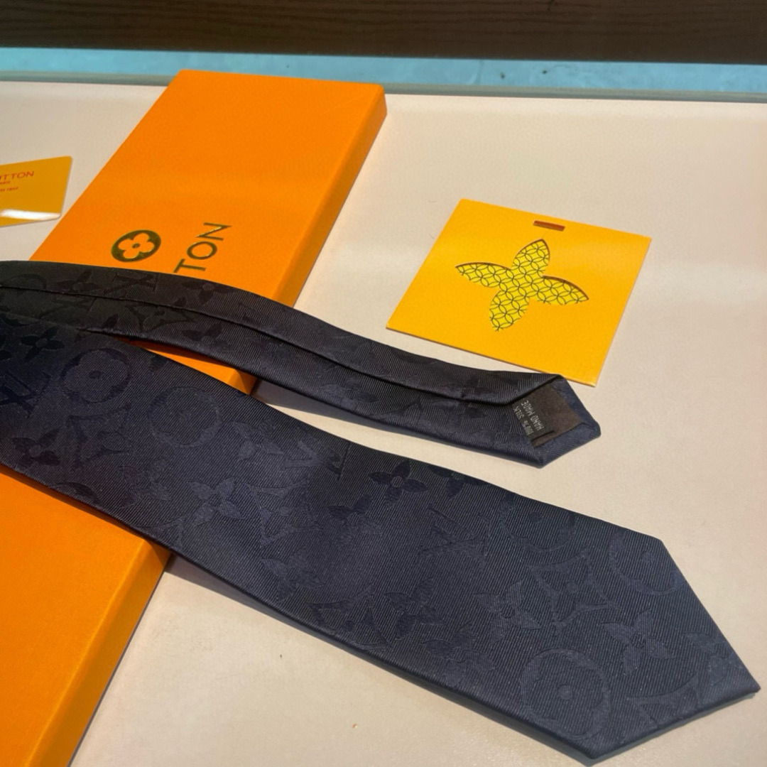 💖💖 男士领带系列👔👔，稀有😻😻展现精湛手工与时尚优雅的理想选择，此款真丝织就的Diamonds V领带