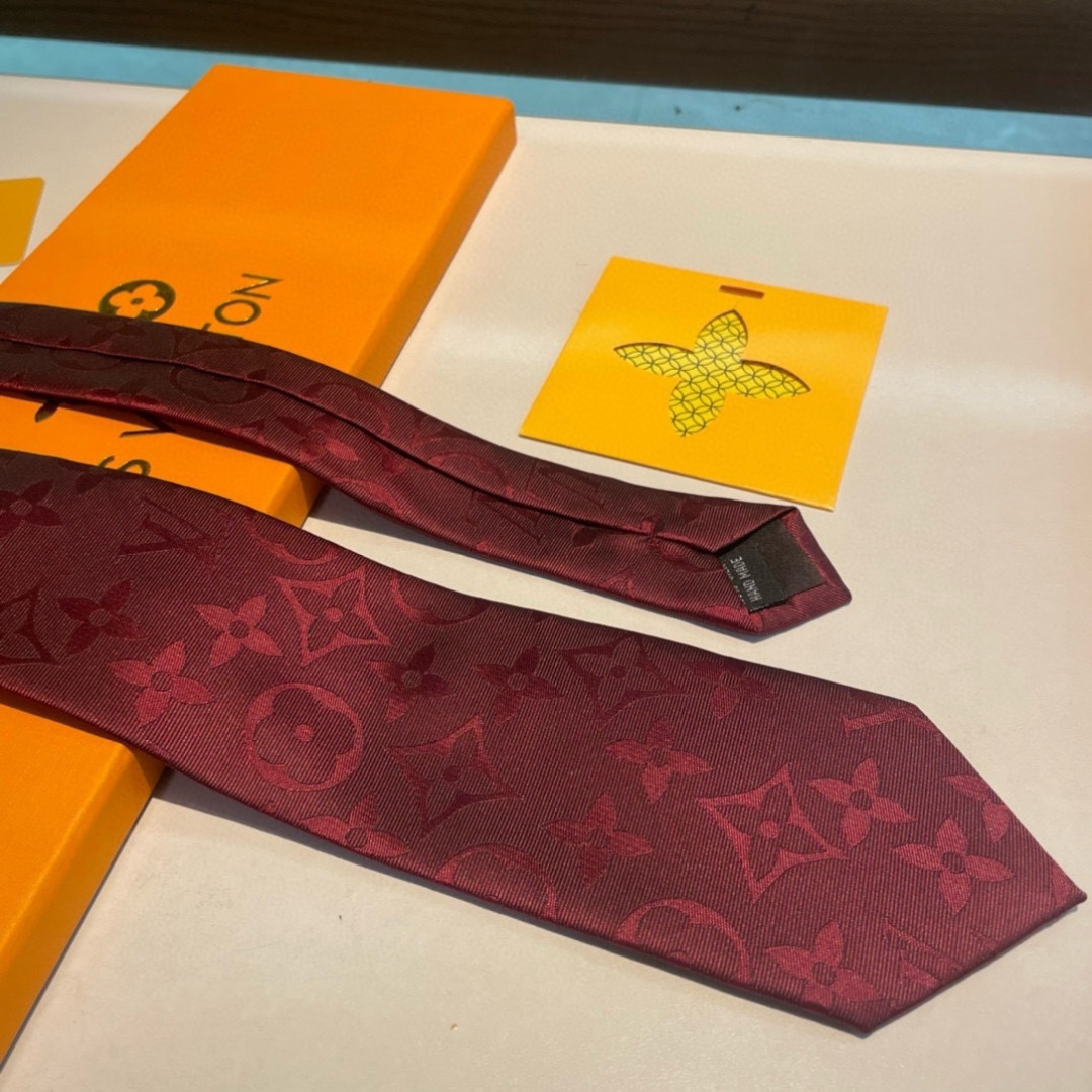 💖💖 男士领带系列👔👔，稀有😻😻展现精湛手工与时尚优雅的理想选择，此款真丝织就的Diamonds V领带