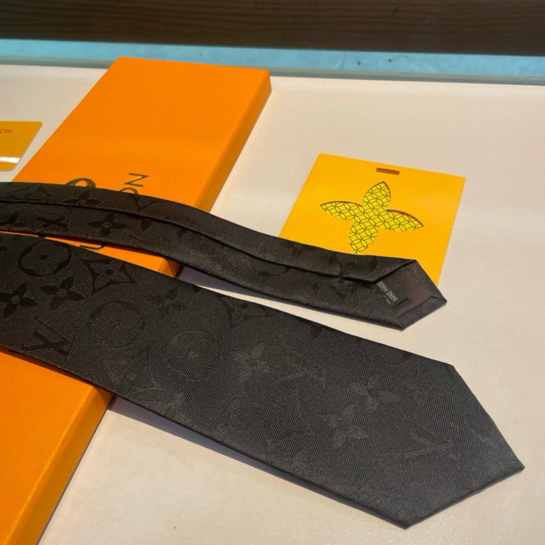 💖💖 男士领带系列👔👔，稀有😻😻展现精湛手工与时尚优雅的理想选择，此款真丝织就的Diamonds V领带