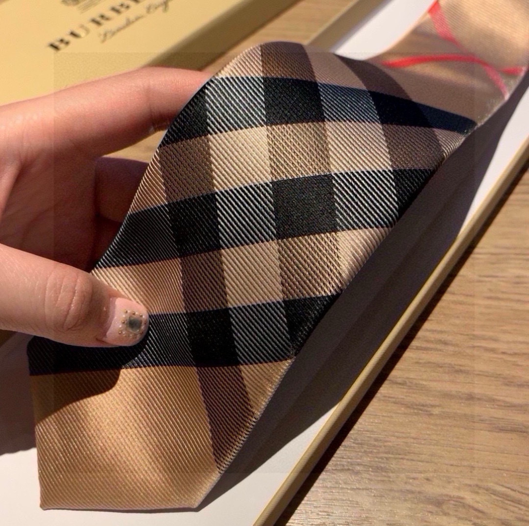 B家专柜同步领带出货啦‼️‼️巴宝莉新款，稀有😻😻展现精湛手工与时尚优雅的理想选择，这款采用B家最具标志