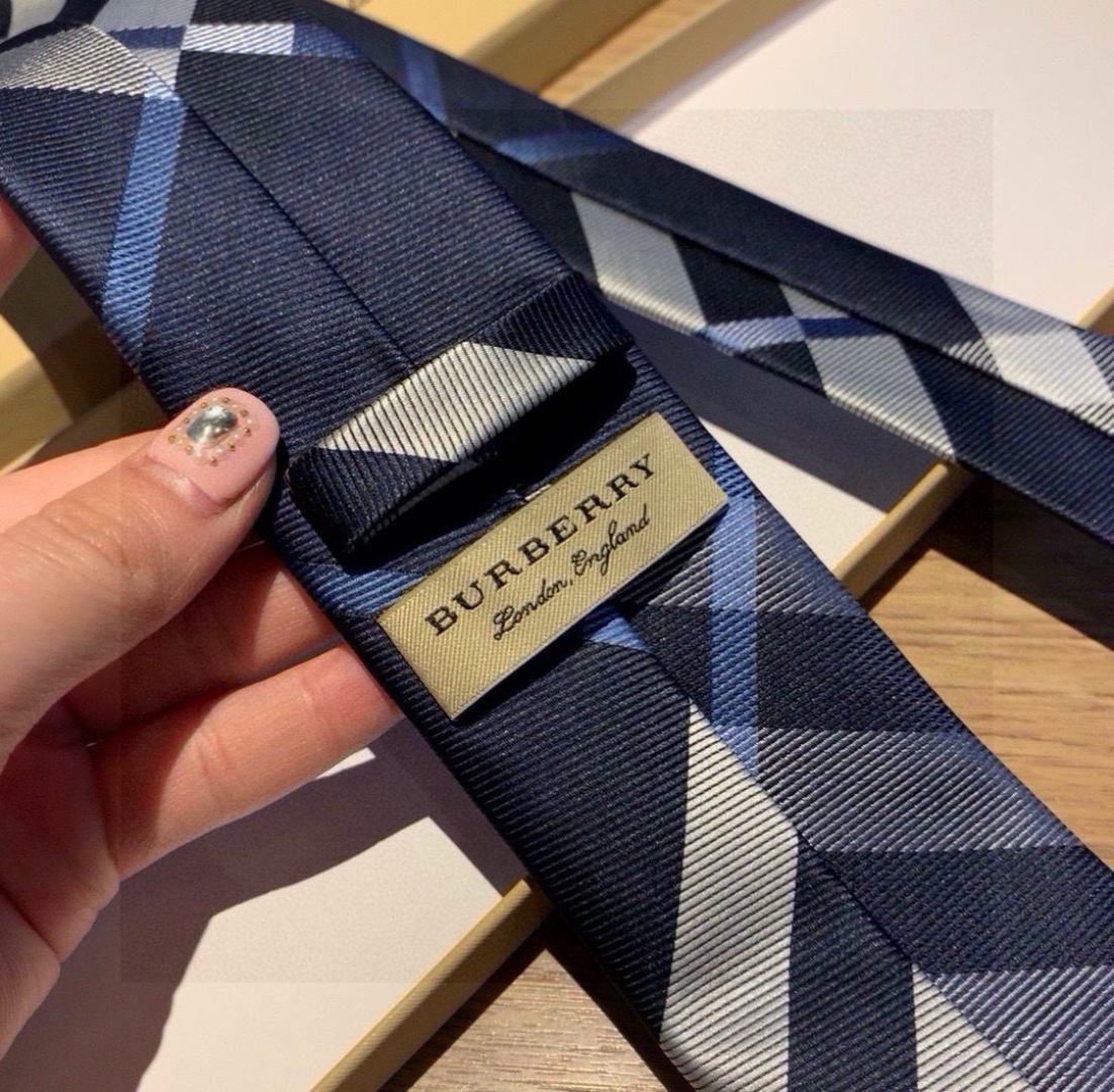 B家专柜同步领带出货啦‼️‼️巴宝莉新款，稀有😻😻展现精湛手工与时尚优雅的理想选择，这款采用B家最具标志