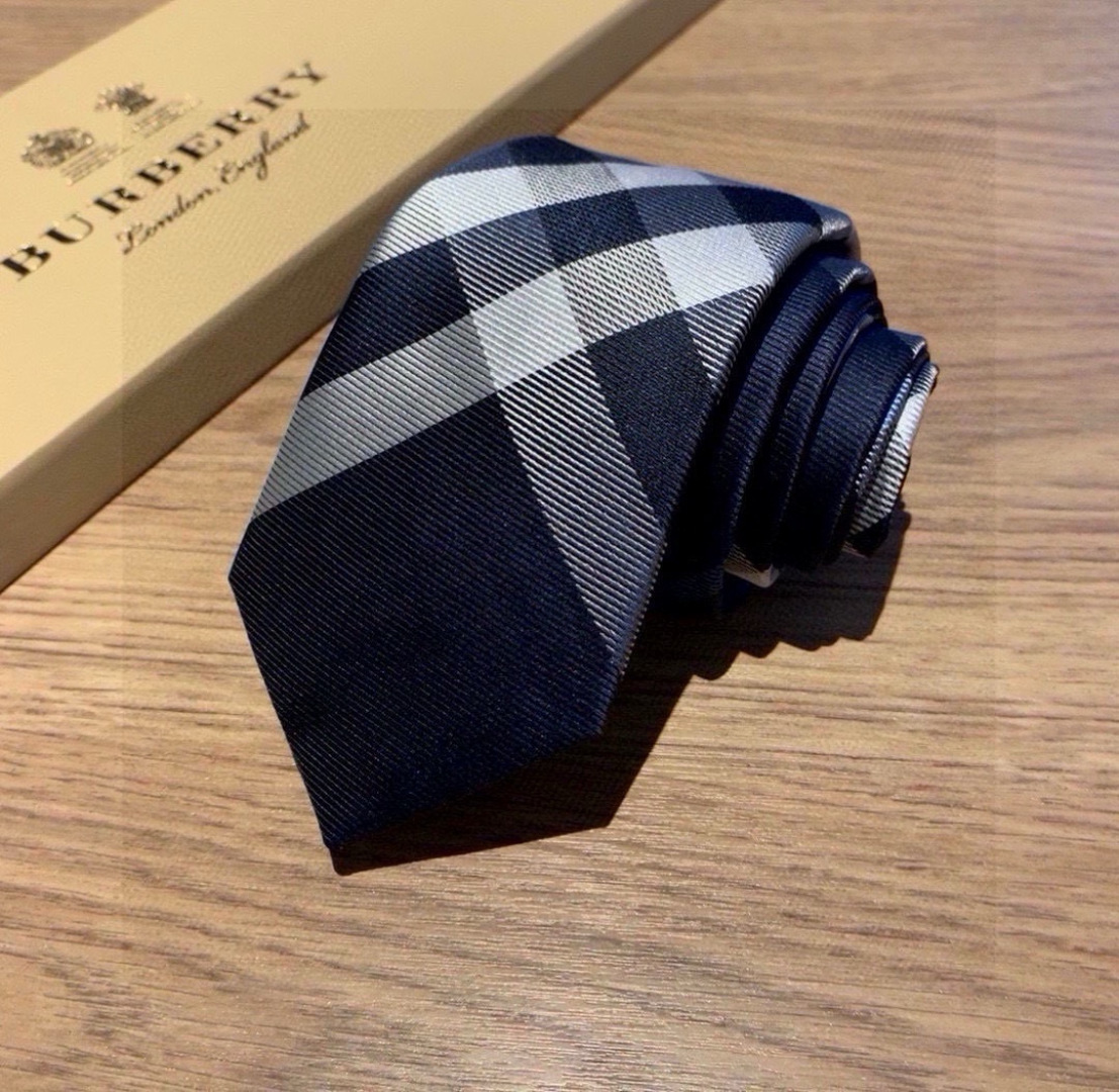 B家专柜同步领带出货啦‼️‼️巴宝莉新款，稀有😻😻展现精湛手工与时尚优雅的理想选择，这款采用B家最具标志