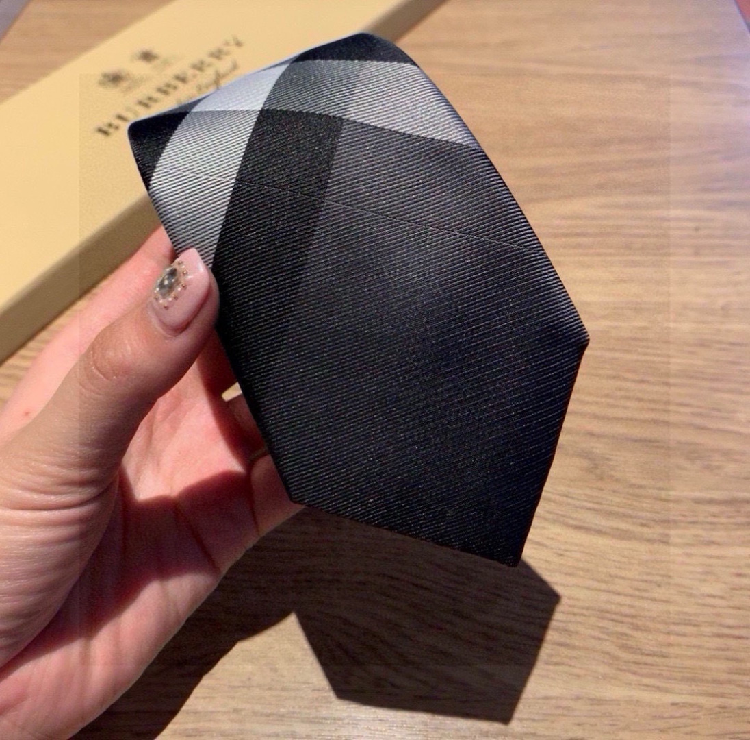 B家专柜同步领带出货啦‼️‼️巴宝莉新款，稀有😻😻展现精湛手工与时尚优雅的理想选择，这款采用B家最具标志