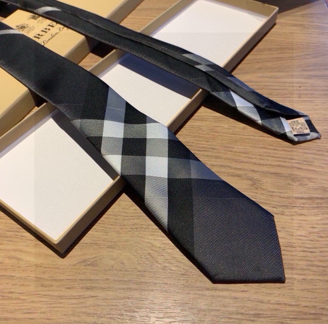 B家专柜同步领带出货啦‼️‼️巴宝莉新款，稀有😻😻展现精湛手工与时尚优雅的理想选择，这款采用B家最具标志