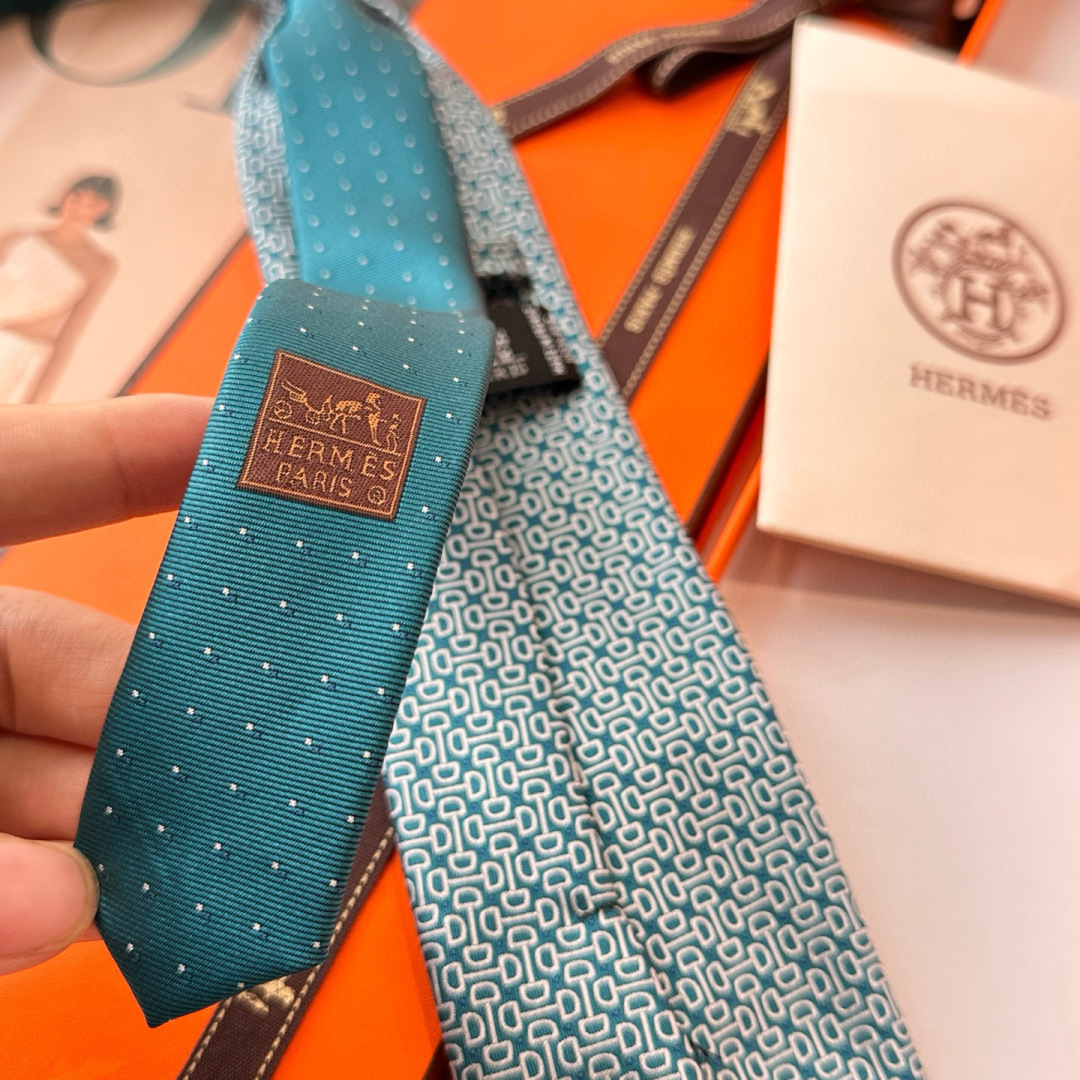特 领带新款出货啦‼️‼️爱马仕男士新款领带系列👔👔，让男士可以充分展示自己个性。100%顶级斜纹真丝手