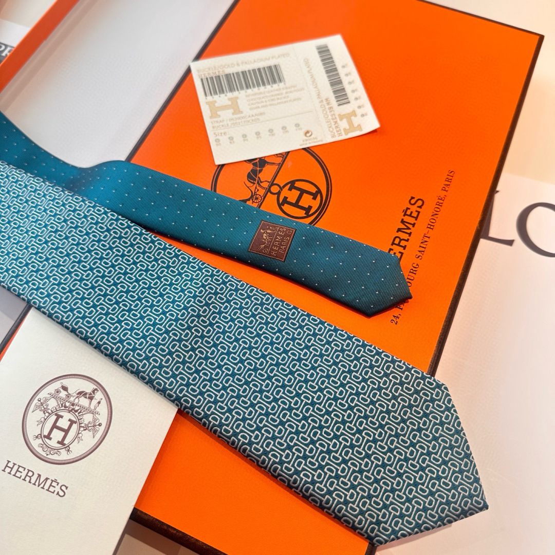 特 领带新款出货啦‼️‼️爱马仕男士新款领带系列👔👔，让男士可以充分展示自己个性。100%顶级斜纹真丝手