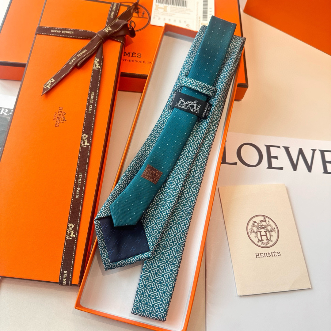 特 领带新款出货啦‼️‼️爱马仕男士新款领带系列👔👔，让男士可以充分展示自己个性。100%顶级斜纹真丝手