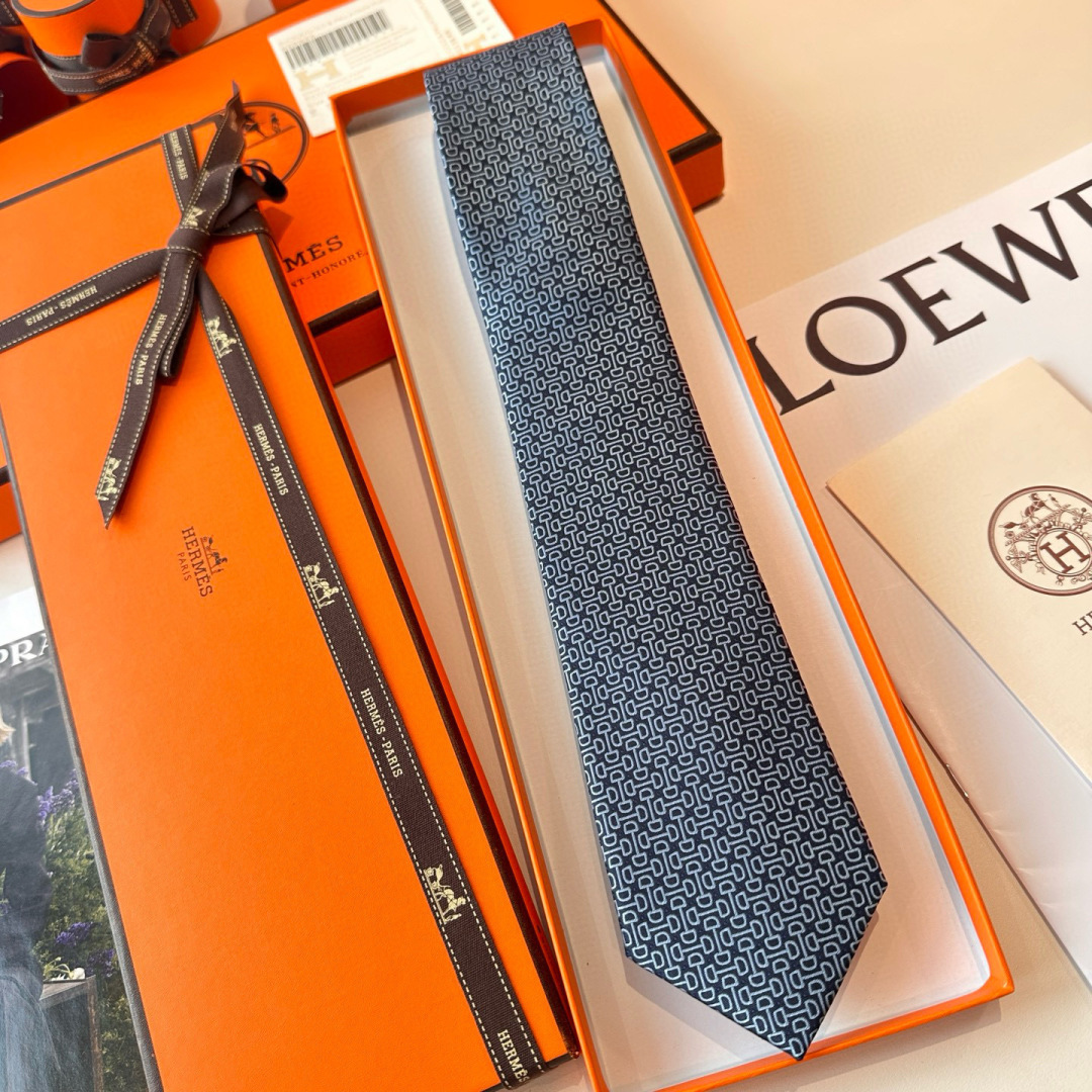 特 领带新款出货啦‼️‼️爱马仕男士新款领带系列👔👔，让男士可以充分展示自己个性。100%顶级斜纹真丝手