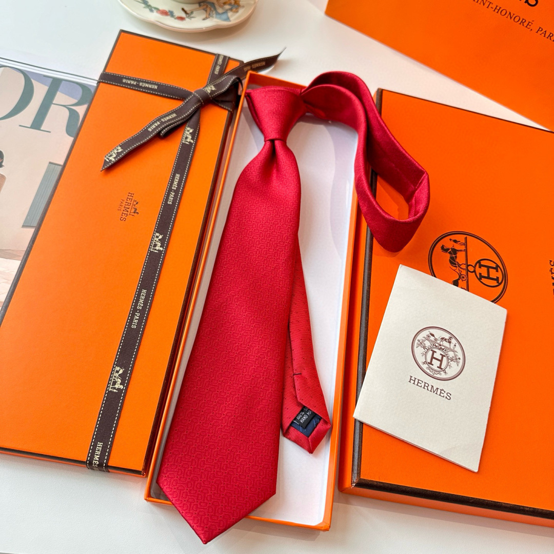 特 领带新款出货啦‼️‼️爱马仕男士新款领带系列👔👔，让男士可以充分展示自己个性。100%顶级斜纹真丝手