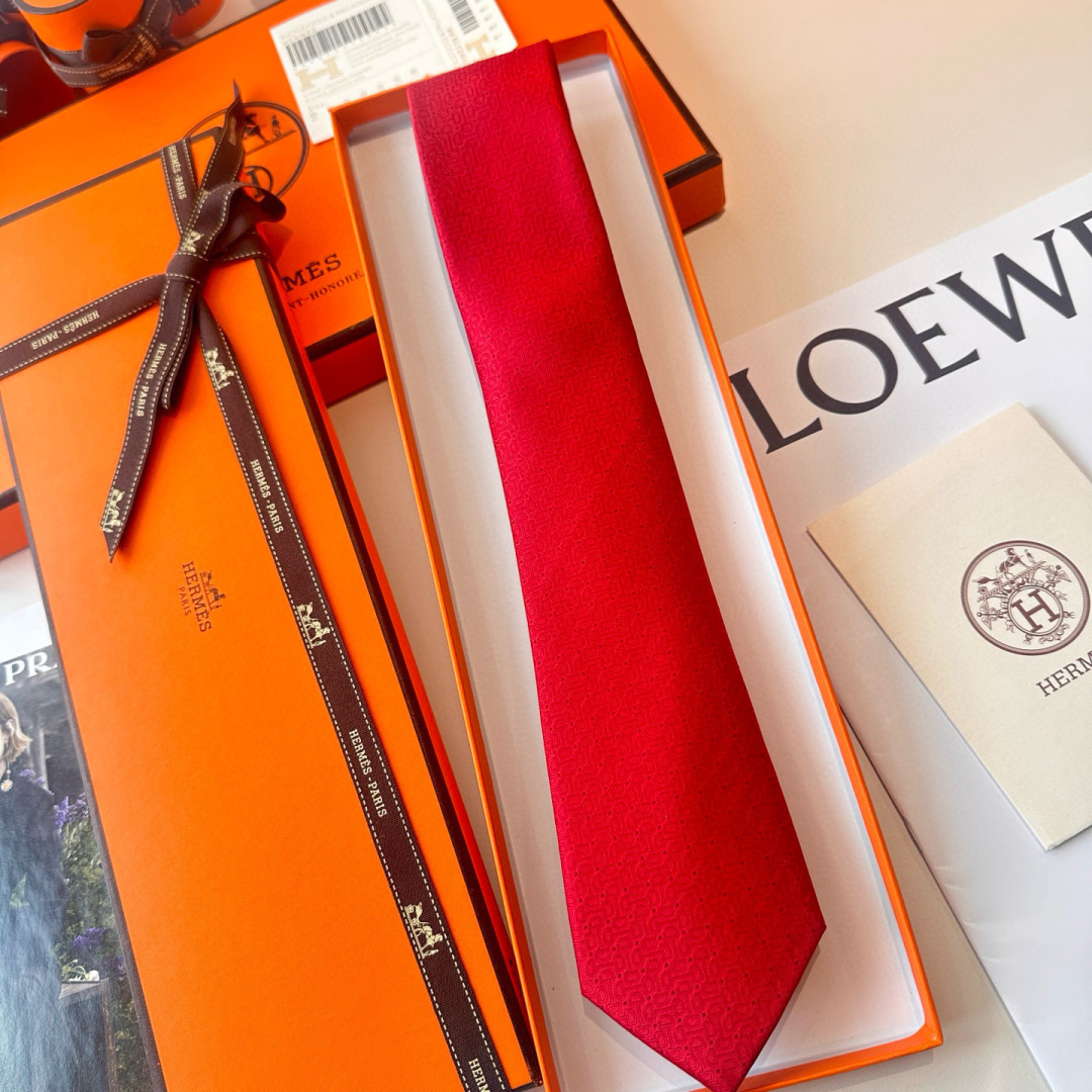 特 领带新款出货啦‼️‼️爱马仕男士新款领带系列👔👔，让男士可以充分展示自己个性。100%顶级斜纹真丝手