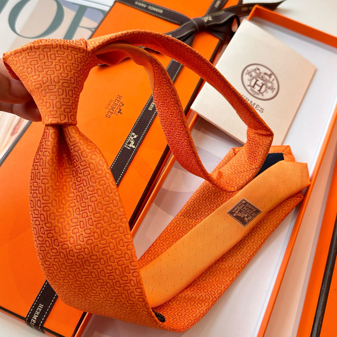 特 领带新款出货啦‼️‼️爱马仕男士新款领带系列👔👔，让男士可以充分展示自己个性。100%顶级斜纹真丝手