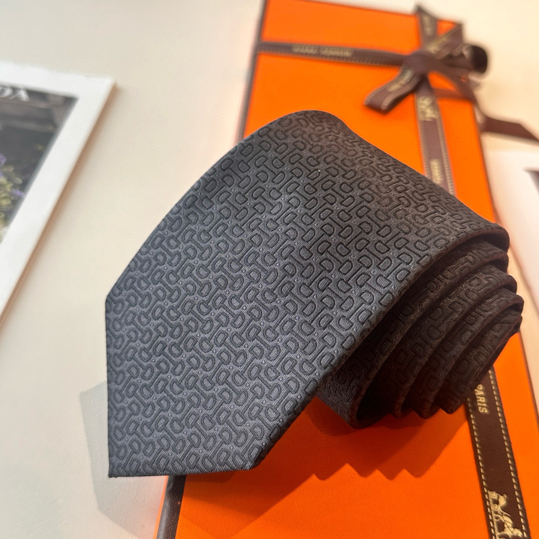 特 领带新款出货啦‼️‼️爱马仕男士新款领带系列👔👔，让男士可以充分展示自己个性。100%顶级斜纹真丝手
