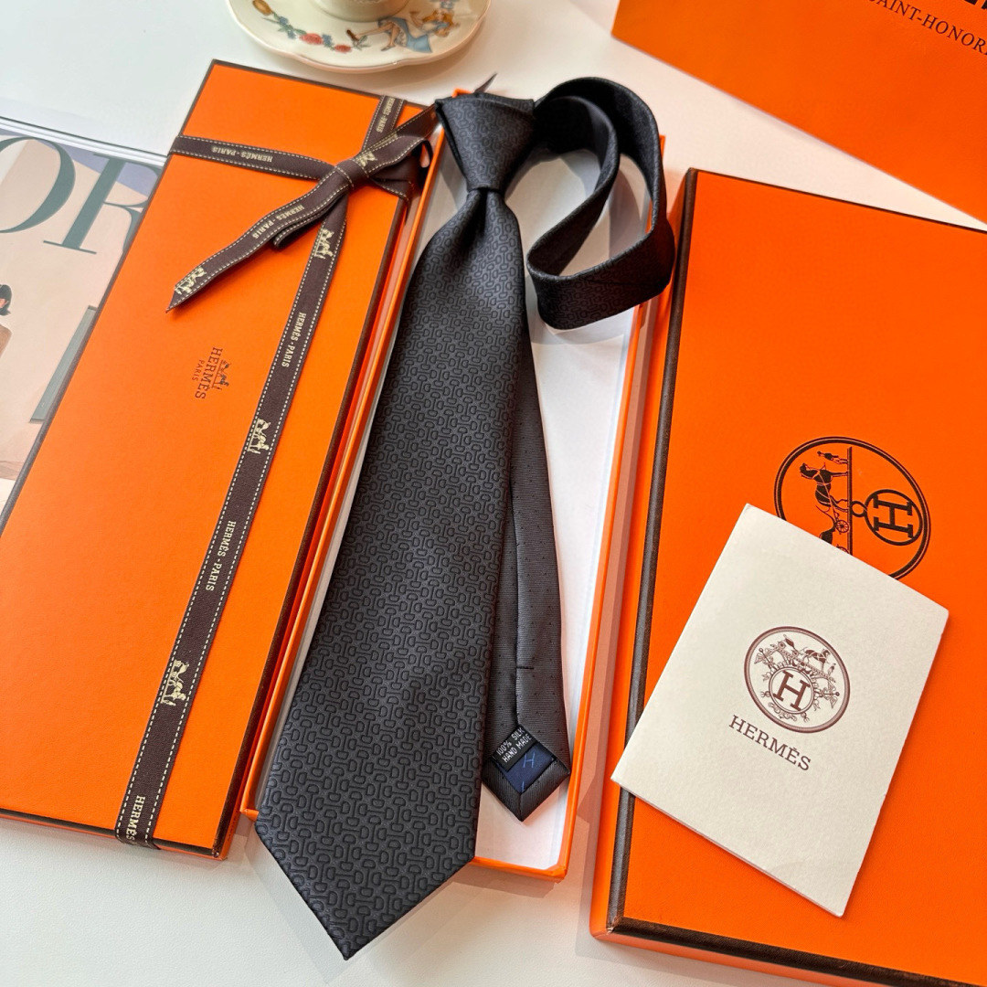 特 领带新款出货啦‼️‼️爱马仕男士新款领带系列👔👔，让男士可以充分展示自己个性。100%顶级斜纹真丝手
